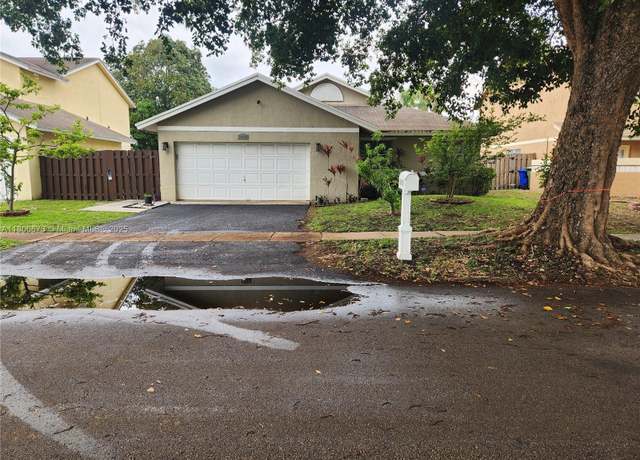 Property at 10000 SW 9th Ct, Pembroke Pines, FL 33025, 3 beds, 2 baths