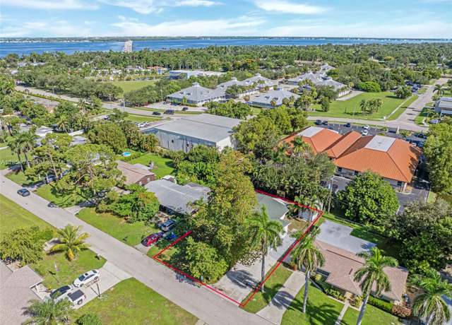 Property at 1427 Davis Dr, Fort Myers, FL 33919, 3 beds, 2 baths