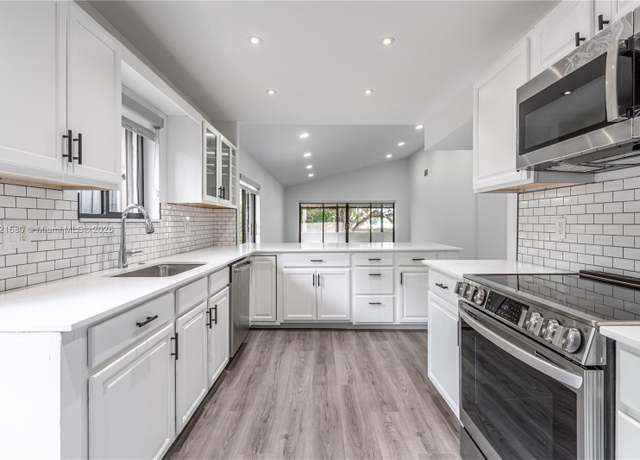 Property at 272 Fairway Cir #98, Weston, FL 33326, 2 beds, 2 baths