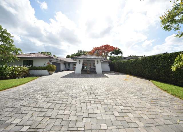 Property at 3024 SW 98th Ct, Miami, FL 33165, 6 beds, 5 baths