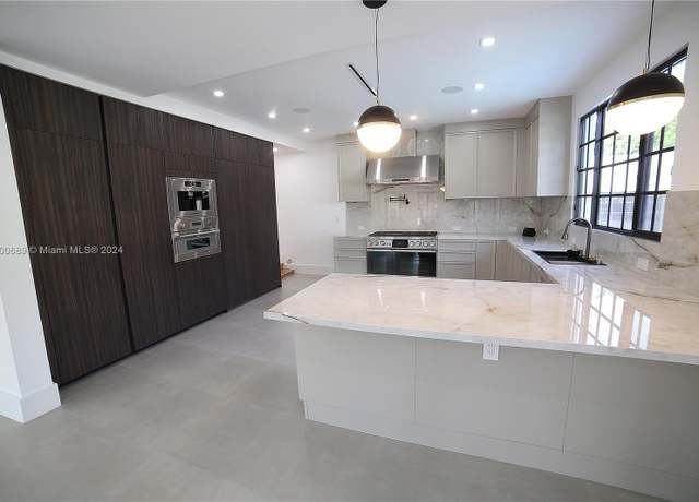 Property at 1345 Hollywood Blvd, Hollywood, FL 33019, 7 beds, 7.5 baths