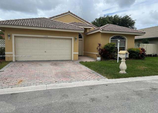Property at 11540 SW 9th Ct, Pembroke Pines, FL 33025, 3 beds, 2 baths