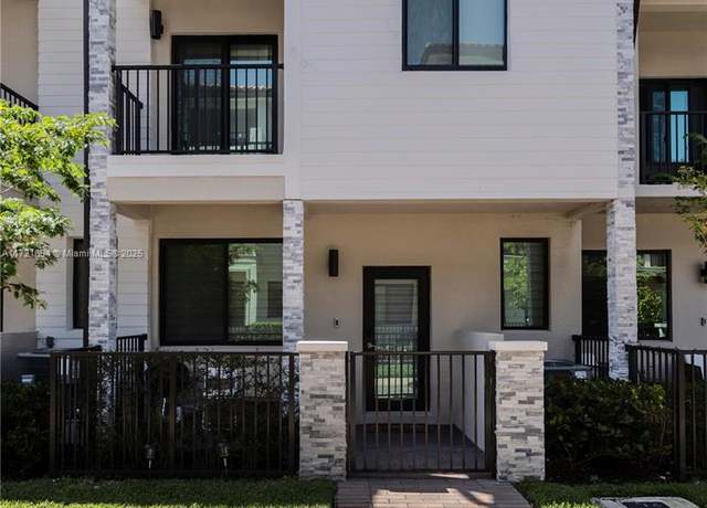 Property at 4552 NW 83rd Path, Doral, FL 33166, 4 beds, 2.5 baths