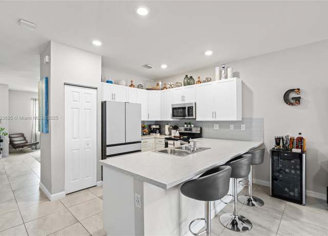 Property at 10468 W 33rd Ln, Hialeah, FL 33018, 3 beds, 2.5 baths