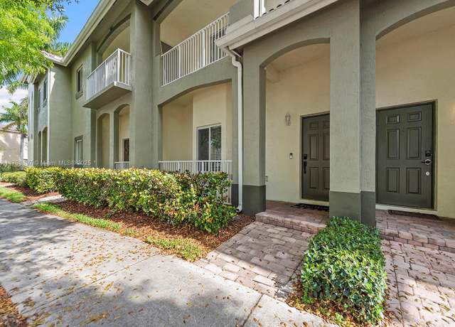 Property at 2352 SE 21st St, Homestead, FL 33035, 2 beds, 2.5 baths