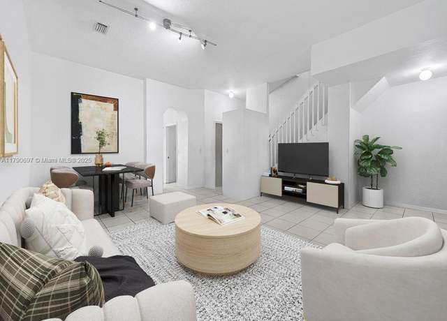 Property at 2352 SE 21st St, Homestead, FL 33035, 2 beds, 2.5 baths