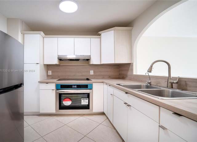 Property at 2555 NE 11th St #310, Fort Lauderdale, FL 33304, 1 bed, 1 bath