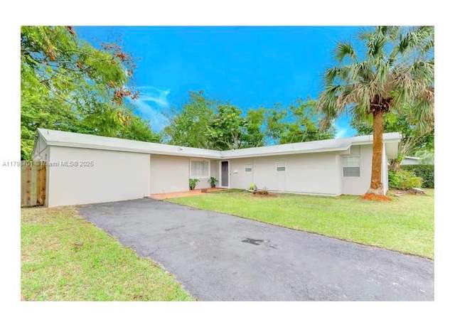 Property at 15831 Palmetto Club Dr, Miami, FL 33157, 4 beds, 3 baths