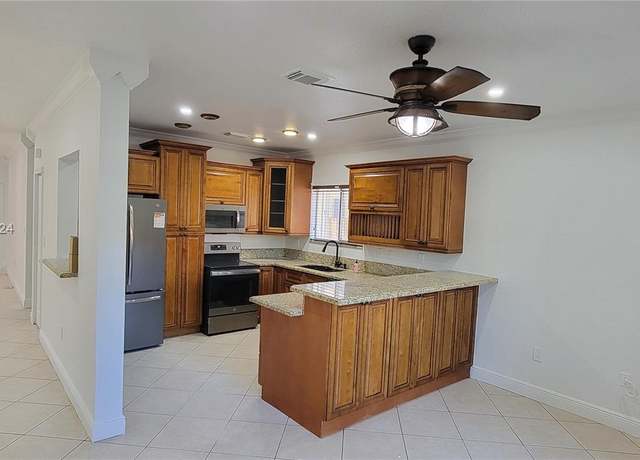 Property at 3377 NE 4th St, Homestead, FL 33033, 5 beds, 3 baths