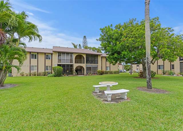 Property at 311 Pine Ridge Cir Unit C-2, Green Acres, FL 33463, 2 beds, 1.5 baths