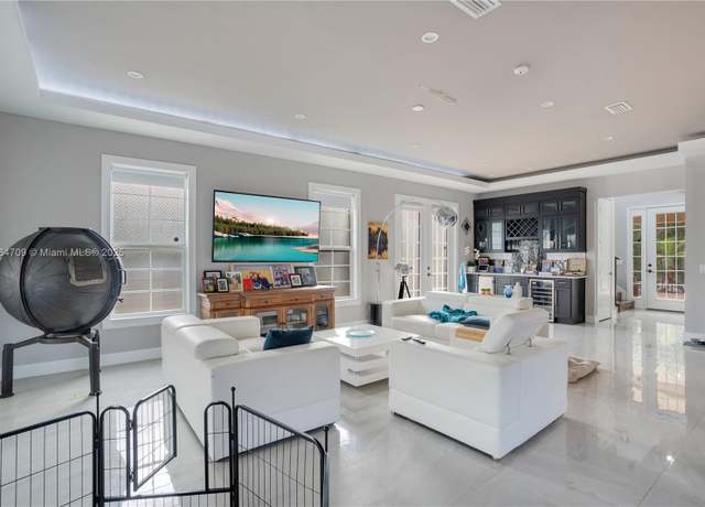 Property at 555 Peachtree Rd, Orlando, FL 32804, 4 beds, 3 baths