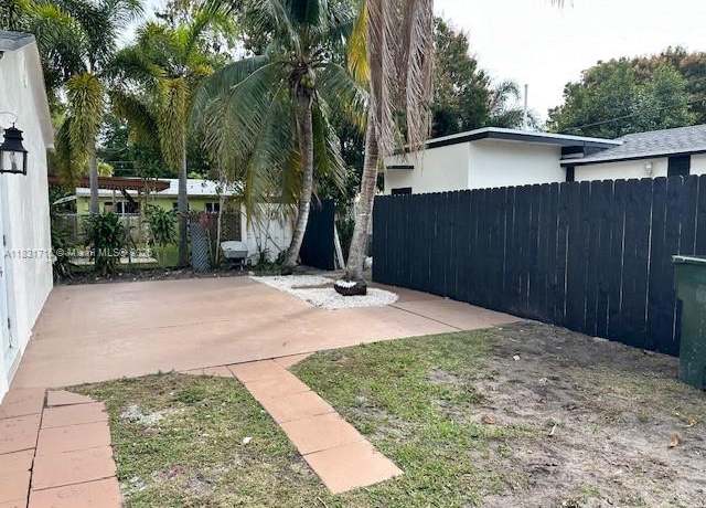 Property at 42 SE 10th Ter, Dania Beach, FL 33004, 6 beds, 4 baths