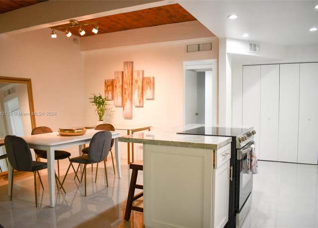 Property at 19420 NE 26th Ave Unit 123D, Miami, FL 33180, 3 beds, 2.5 baths