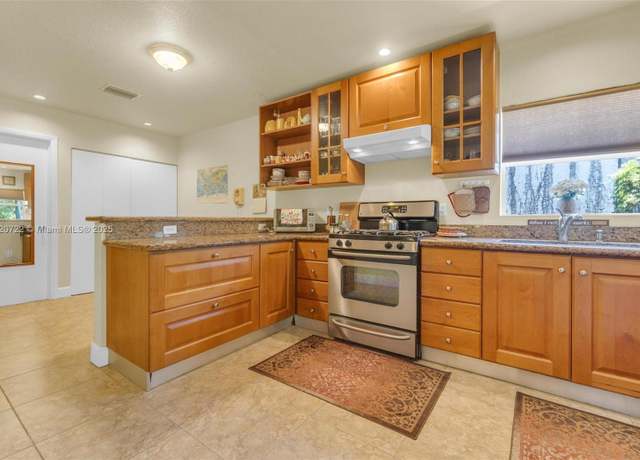 Property at 1521 Funston St, Hollywood, FL 33020, 2 beds, 1 bath