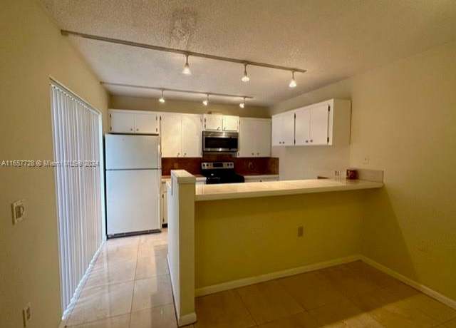 Property at 2610 26th Way, Riviera Beach, FL 33407, 2 beds, 2.5 baths