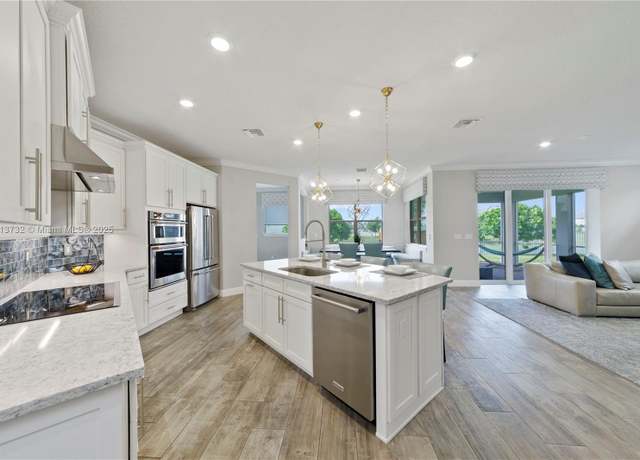 Property at 4534 Greenway Dr, Hollywood, FL 33021, 5 beds, 3 baths