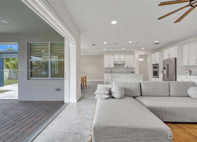 Property at 1348 Silk Oak Dr, Hollywood, FL 33021, 5 beds, 3 baths