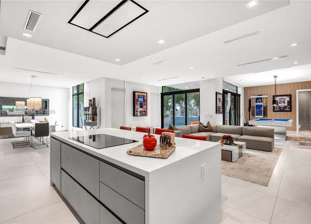 Property at 10530 NW 67th Ter, Doral, FL 33178, 5 beds, 5.5 baths