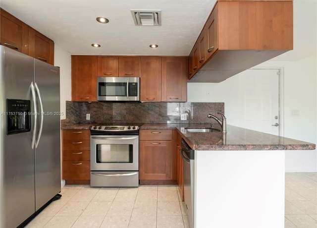 Property at 1323 NE 5th Ave, Fort Lauderdale, FL 33304, 2 beds, 2.5 baths