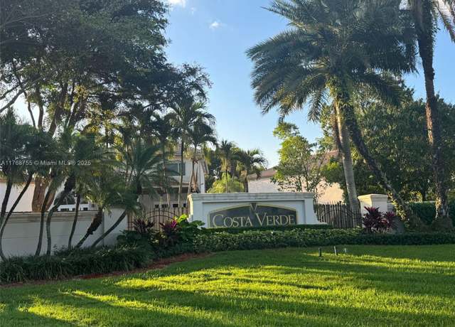 Property at 3198 NW 98th Ct, Doral, FL 33172, 4 beds, 2.5 baths