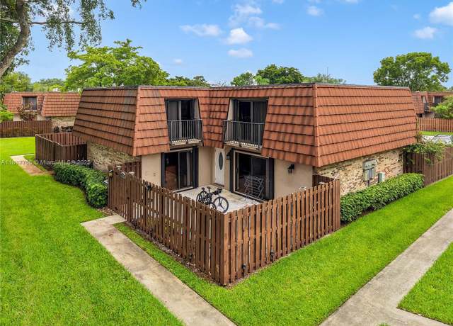 Property at 4167 Forest Hill Dr, Cooper City, FL 33026, 2 beds, 2.5 baths