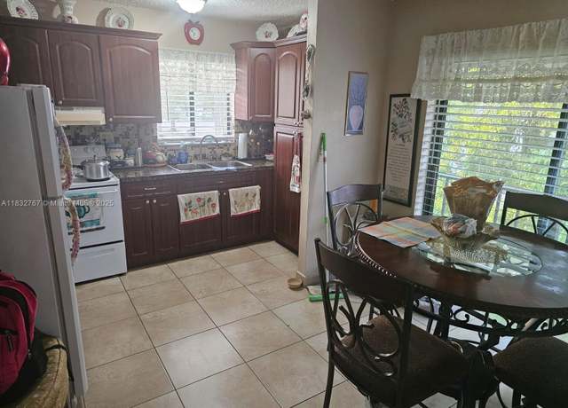 Property at 1521 W 42nd Pl #18, Hialeah, FL 33012, 2 beds, 1.5 baths