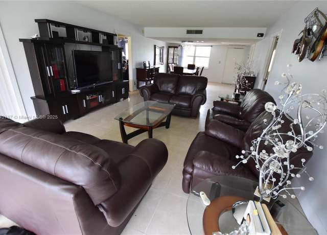 Property at 3800 Oaks Clubhouse Dr #309, Pompano Beach, FL 33069, 3 beds, 2 baths