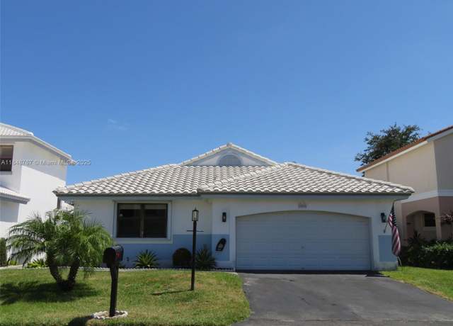 Property at 15060 Norfolk Ln, Davie, FL 33331, 3 beds, 2 baths