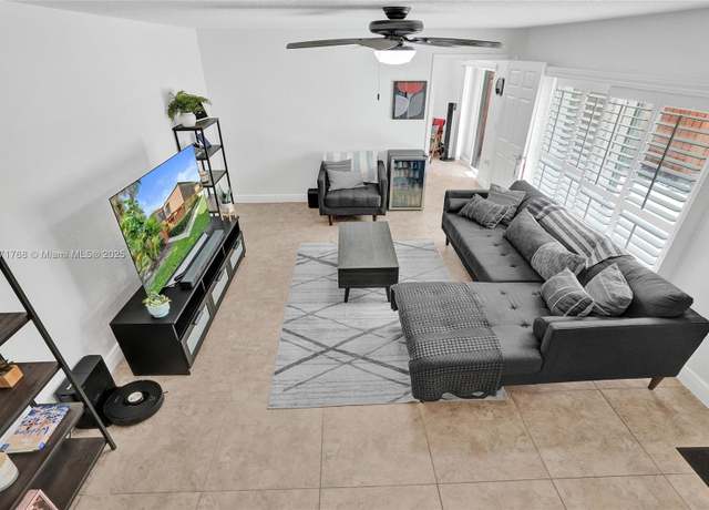 Property at 9112B SW 20th St, Davie, FL 33324, 3 beds, 2.5 baths