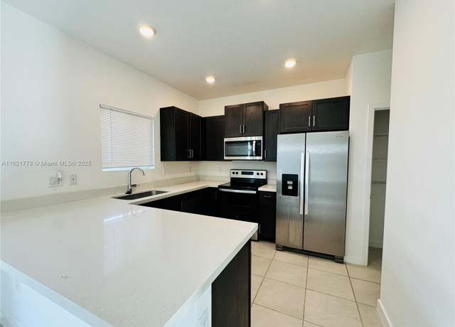 Property at 1727 SE 8th Pl #1727, Homestead, FL 33034, 3 beds, 2.5 baths