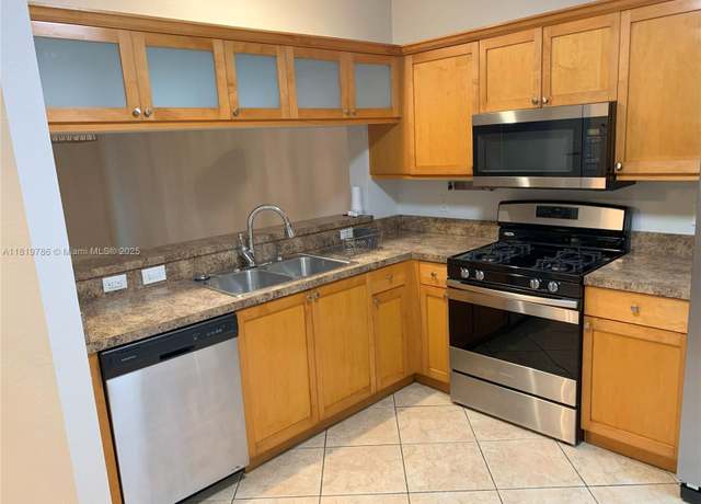 Property at 10911 Jewel Box Ln, Tamarac, FL 33321, 2 beds, 2.5 baths