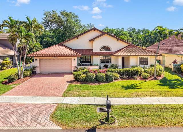 Property at 1520 E Oak Knoll Cir, Davie, FL 33324, 3 beds, 2 baths