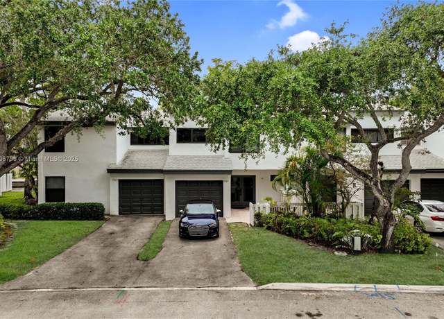 Property at 9885 Fairway Cove Ln, Plantation, FL 33324, 3 beds, 2.5 baths