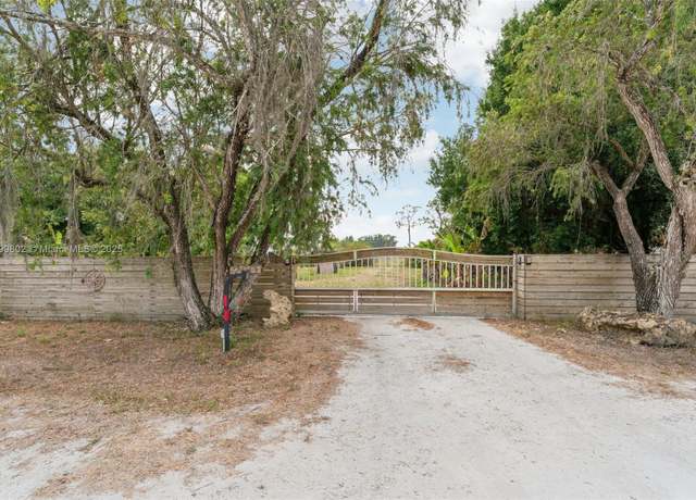 Property at 260 Taft Blvd, Clewiston, FL 33440, 4 beds, 2 baths