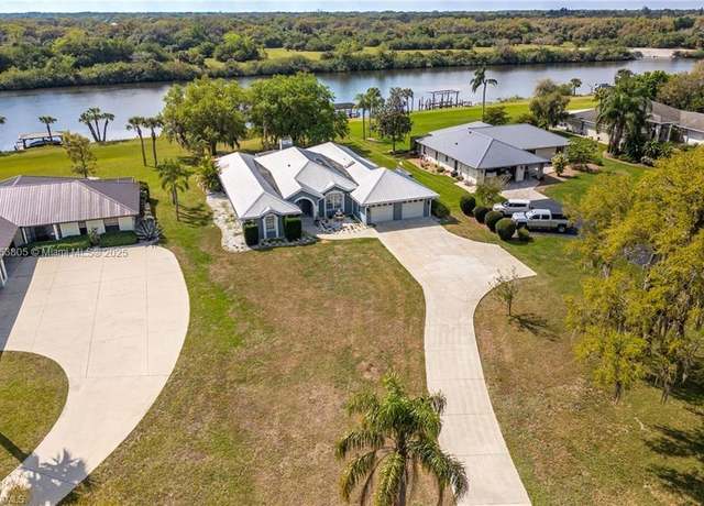 Property at 1261 Riverbend Dr, La Belle, FL 33935, 3 beds, 3 baths