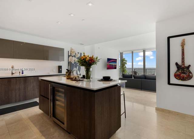 Property at 88 SW 7th St #3410, Miami, FL 33130, 2 beds, 2.5 baths