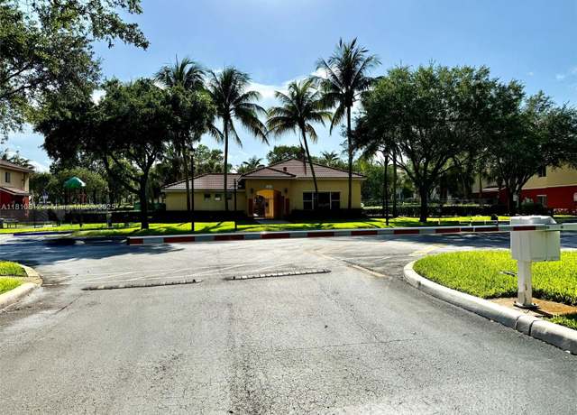 Property at 3340 Palomino Dr Unit 211-2, Davie, FL 33024, 3 beds, 2 baths