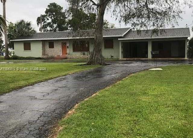 Property at 1376 E Main St, Pahokee, FL 33476, 3 beds, 2.5 baths