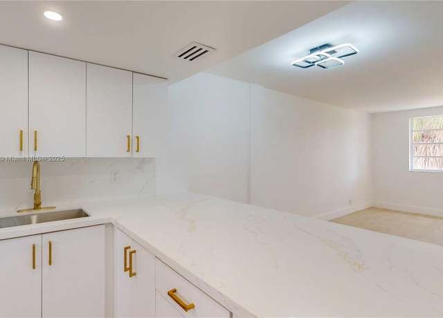 Property at 1333 E Hallandale Beach Blvd #326, Hallandale Beach, FL 33009, 1 bed, 1.5 baths