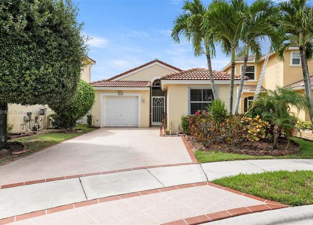 Property at 5618 Kingsmill Ct, Lake Worth, FL 33463, 3 beds, 2 baths