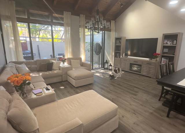 Property at 11000 Clubhouse Rd #11000, Pembroke Pines, FL 33026, 3 beds, 2 baths