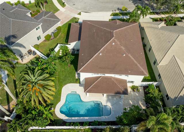 Property at 946 Greenwood Rd, Weston, FL 33327, 6 beds, 4 baths