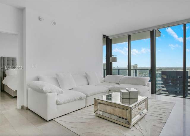 Property at 88 SW 7th St #2208, Miami, FL 33130, 1 bed, 1.5 baths