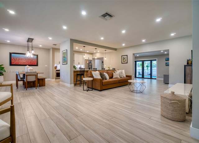 Property at 9801 SW 73rd Ct, Pinecrest, FL 33156, 4 beds, 3.5 baths