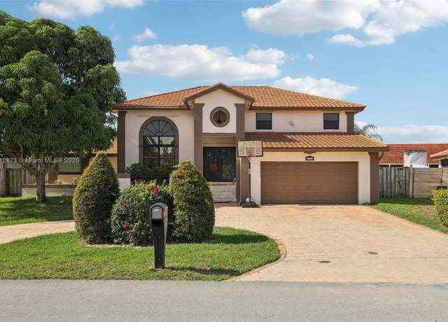 Property at 15050 E Falcons Lea Dr, Davie, FL 33331, 4 beds, 3.5 baths