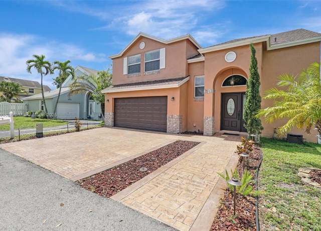Property at 10920 SW 11th Ct, Davie, FL 33324, 3 beds, 2.5 baths