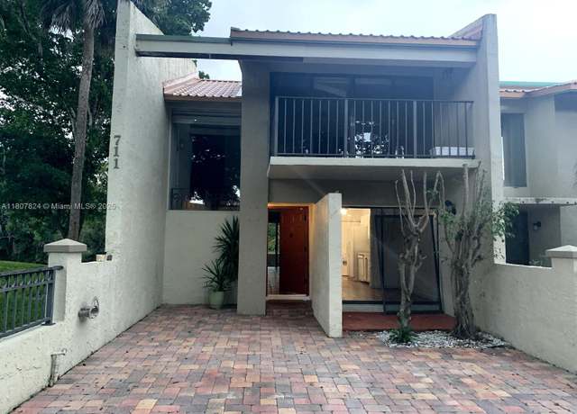Property at 711 E Coco Plum Cir #5, Plantation, FL 33324, 3 beds, 2.5 baths