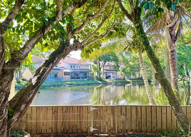 Property at 711 E Coco Plum Cir #5, Plantation, FL 33324, 3 beds, 2.5 baths