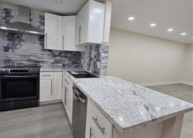 Property at 409 Bennington Ln, Lake Worth, FL 33467, 2 beds, 2 baths