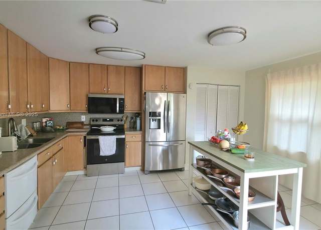 Property at 8906 SW 113th Place Cir E, Miami, FL 33176, 3 beds, 3.5 baths